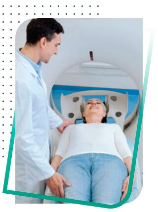 Médico da CDMED fazendo ressonância magnética em um paciente.